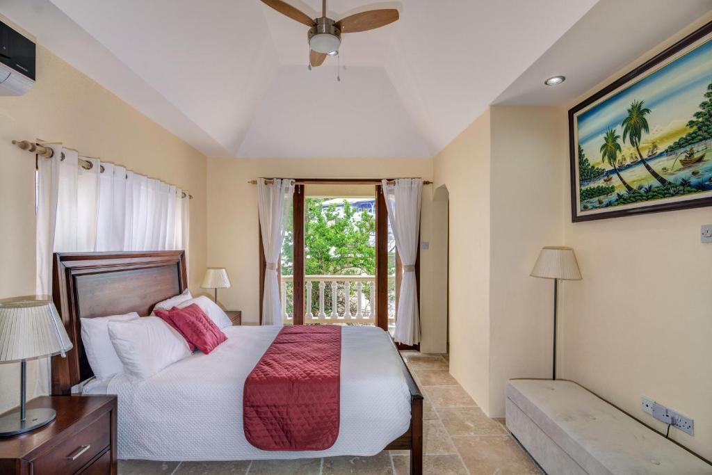 Ένα ή περισσότερα κρεβάτια σε δωμάτιο στο Sandrati Villa