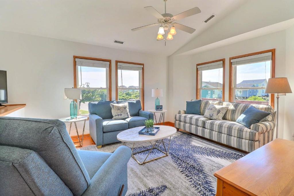 un salon avec deux canapés et une table dans l'établissement 5167 - Wings As Eagles, à Croatan Shores