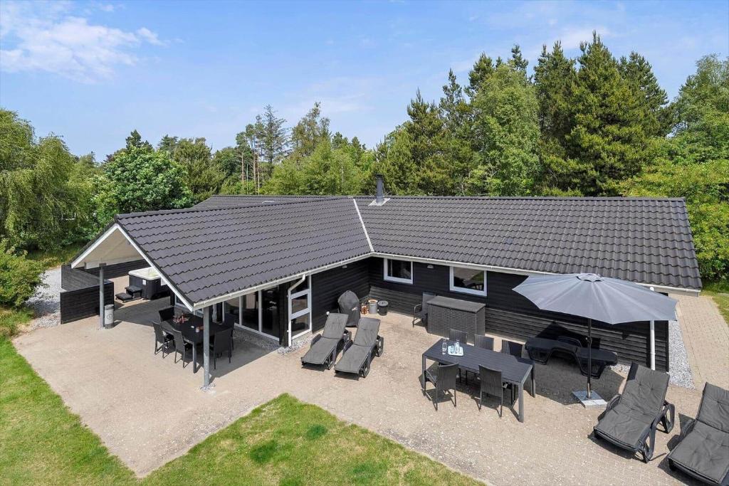 una vista sul soffitto di una casa con tavoli e sedie di BV259-Blavand-Almosetoften-17 a Blåvand