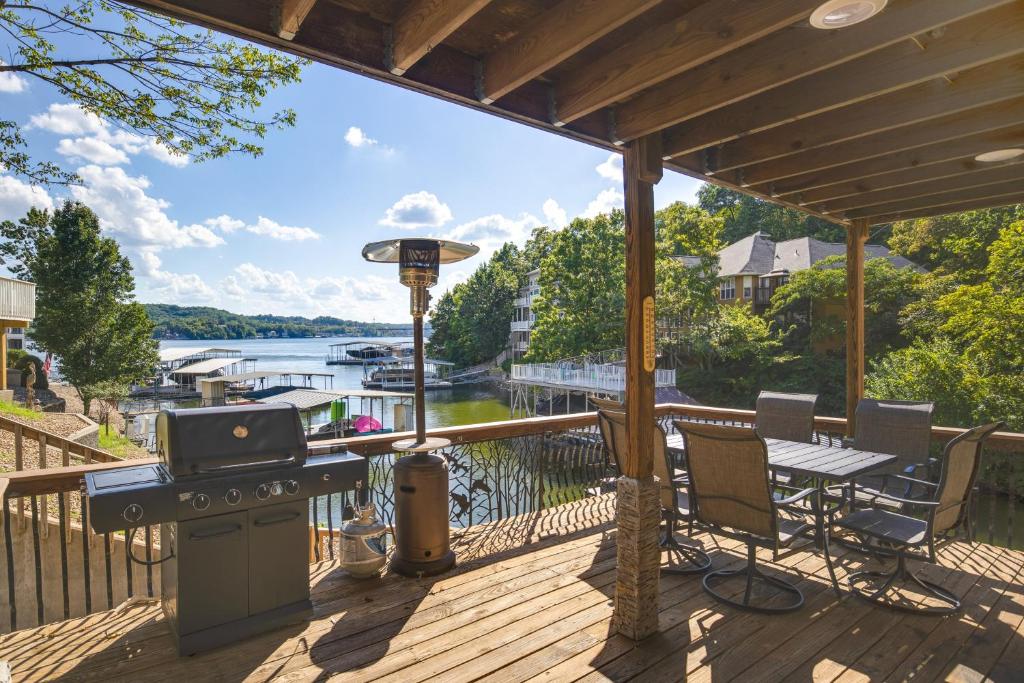 キャンデントンにあるFire Pit and Private Dock Ozarks Family Escape!の川の景色を眺めながらのデッキでのバーベキュー