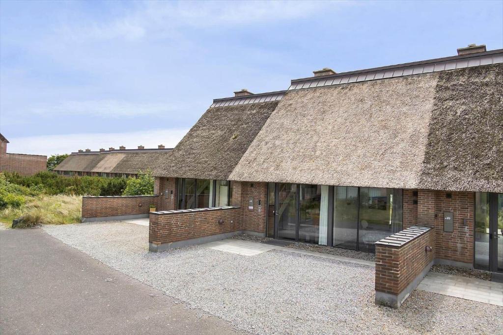 a large brick building with a straw roof at 1165-Romo-Gulirisvej-841 in Høm