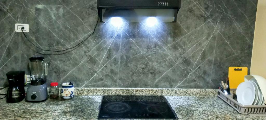 a kitchen with a counter top with a stove at Apartamento Playero cerca del Aeropuerto de Maiquetía in Catia La Mar