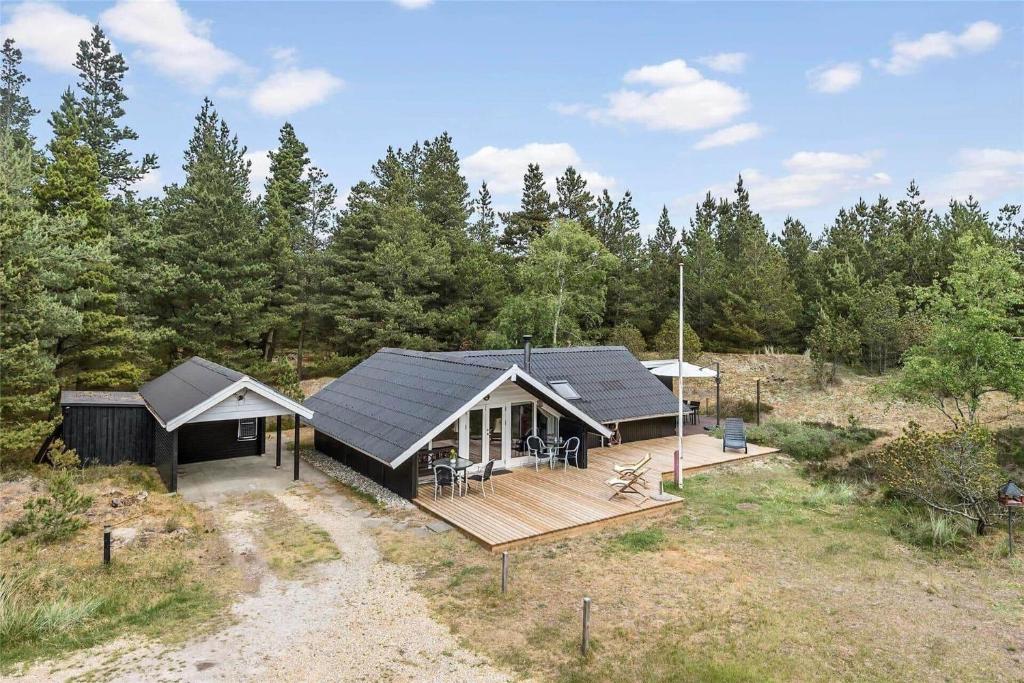 una piccola casa con portico e terrazza di BV150-Blavand-Hedevej-14 a Blåvand