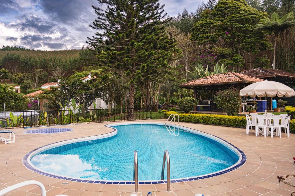 Piscina de la sau aproape de Casa Finca Los Pinos Tia Nora