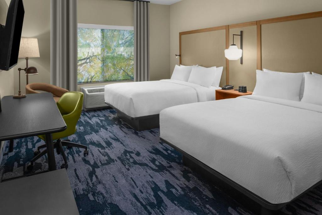 ラスロップにあるFairfield by Marriott Inn & Suites Stockton Lathropのベッド2台と机があるホテルの部屋