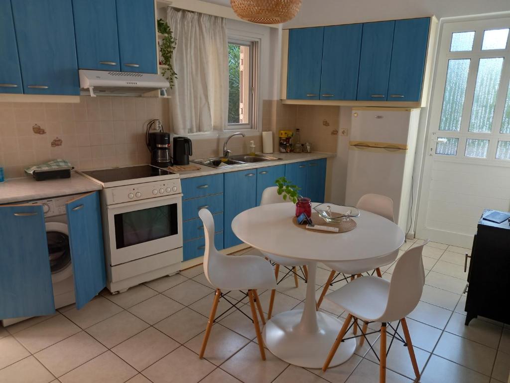 Η κουζίνα ή μικρή κουζίνα στο Konnie Seaside House 2