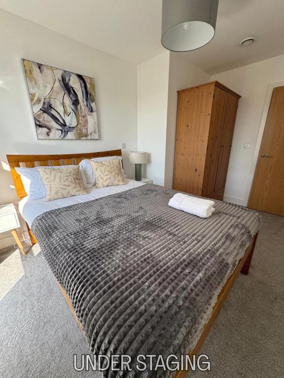 a bedroom with a large bed in a room at Grover Court - Modern Stay with Free Gated Parking & WiFi in Kings Langley