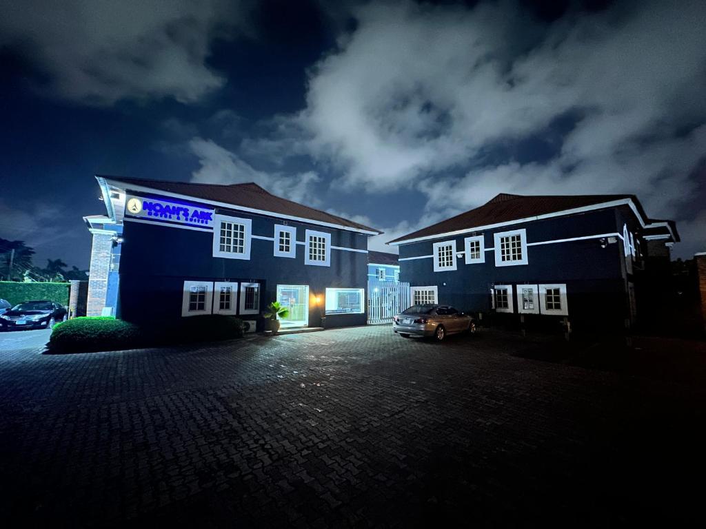 een gebouw met een auto geparkeerd op een parkeerplaats bij Noah's Ark Hotel & Suites in Maroko