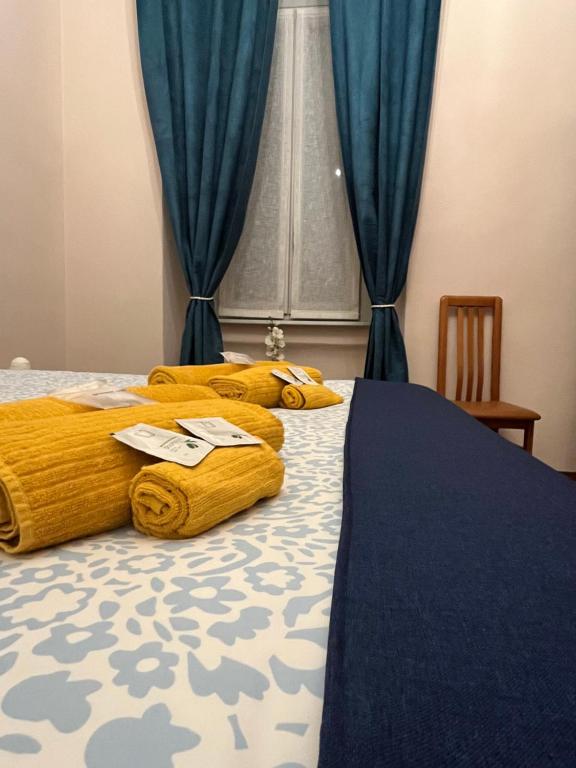 ミラノにあるApartment Suite Angelaのベッドルーム1室(青いカーテン付きのベッド1台付)
