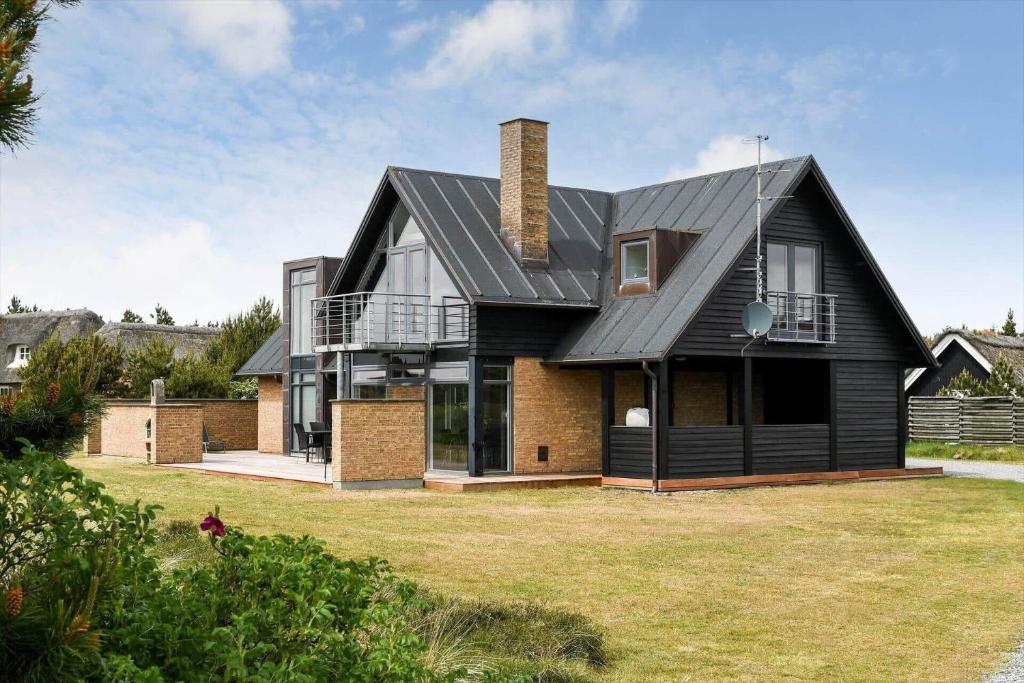 a house with a black roof at BV284-Blavand-Blavand-Strand-4 in Blåvand