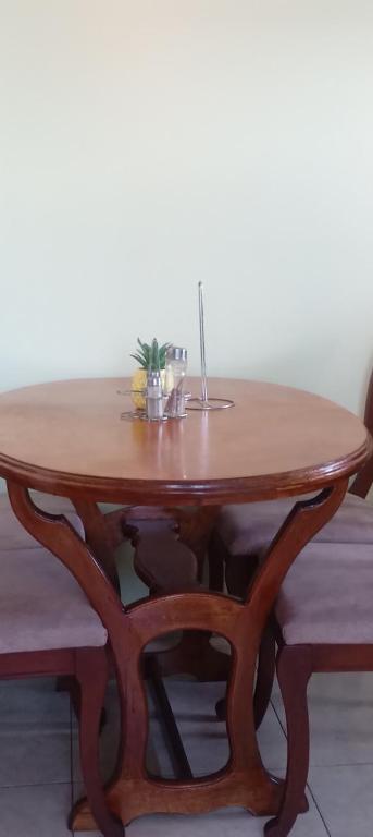a wooden table with a wooden chair around it at Apartamento central Yahweh in San Andrés