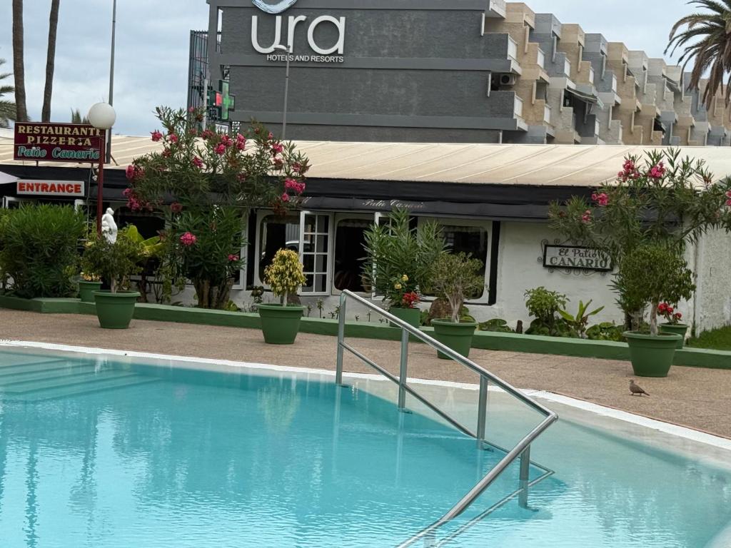 ein leerer Pool vor einem Gebäude in der Unterkunft Agaete parque Playa del Inglés in Playa del Ingles