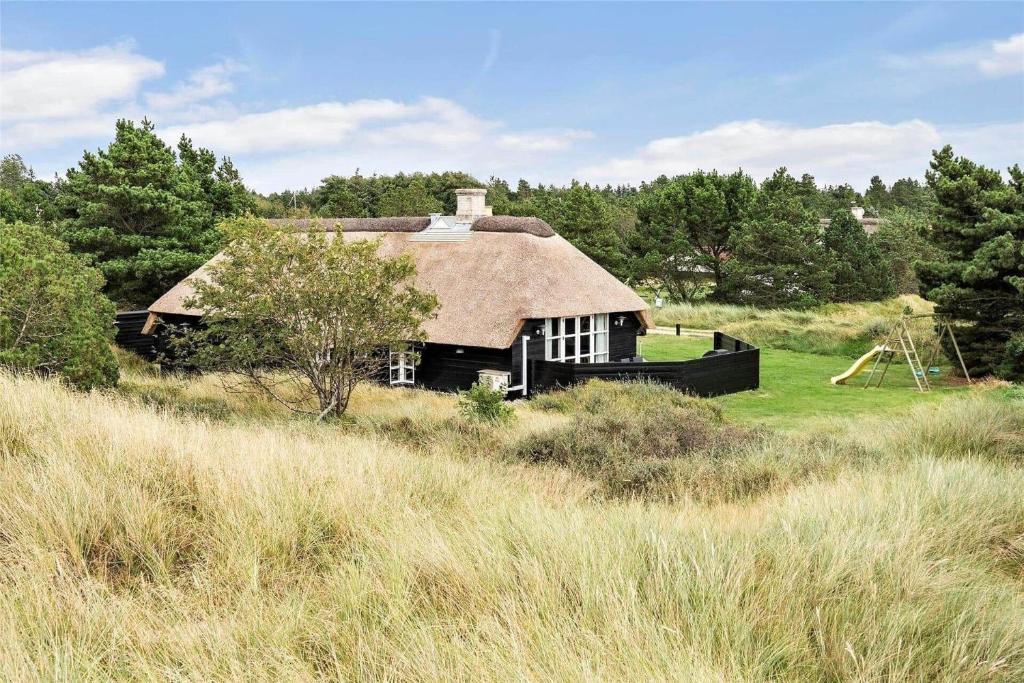 an old house in the middle of a field at BV151-Blavand-Hedetoftvej-116 in Blåvand
