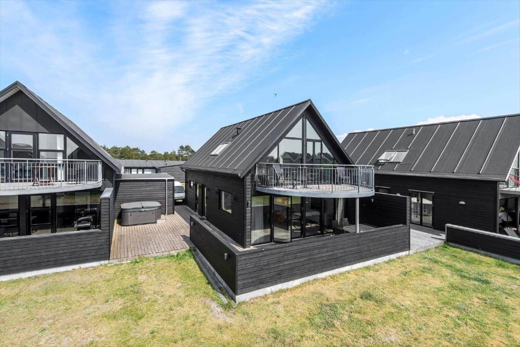 una casa con tetto nero di 0433-Romo-Vestergade-345 a Sønderby