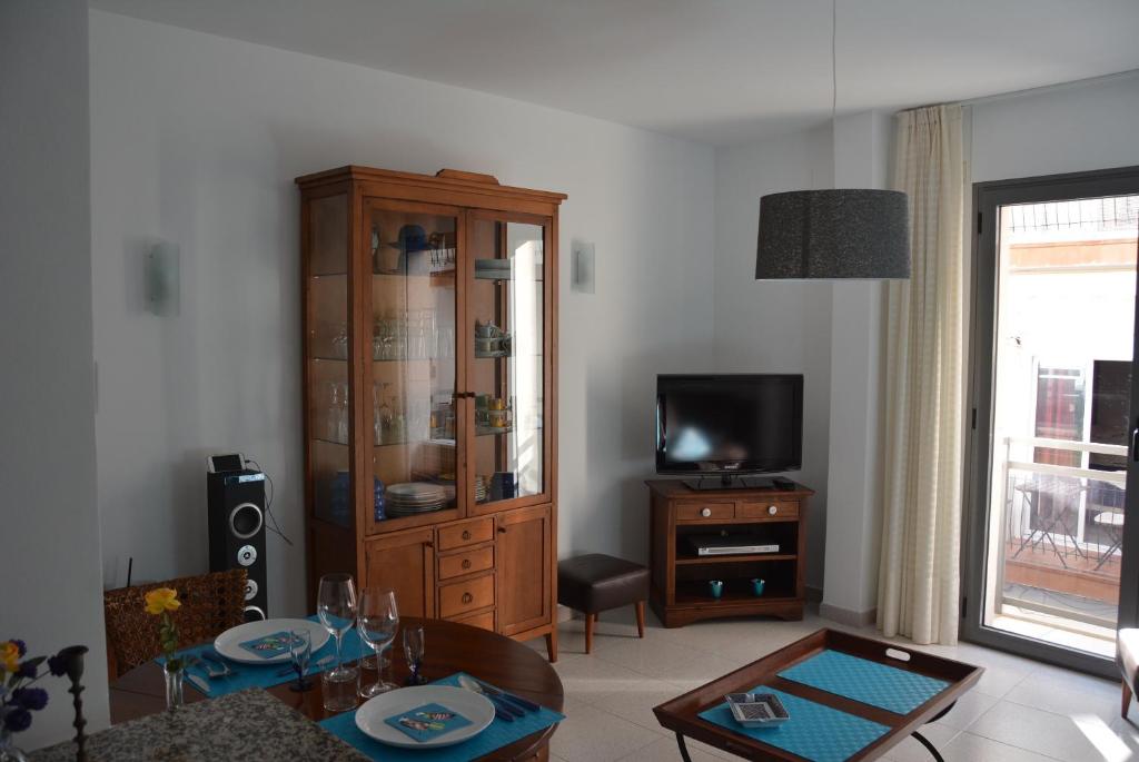 Televízia a/alebo spoločenská miestnosť v ubytovaní Apartamento Flavia I Espalter