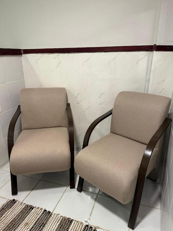 two chairs sitting next to each other in a room at Hospedagem no centro da cidade! in Macaé