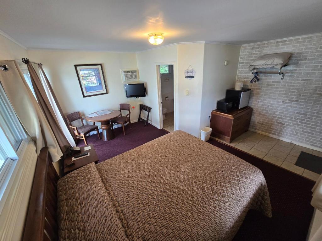 Lake View Motel - Deluxe Queen Room