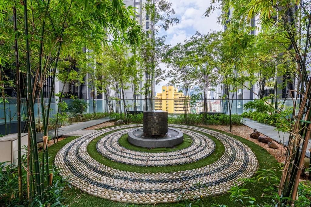 吉隆坡Garden Balcony 2BR Home with Great Facilities and Parking的花园,花园内有喷泉,公园里有树木