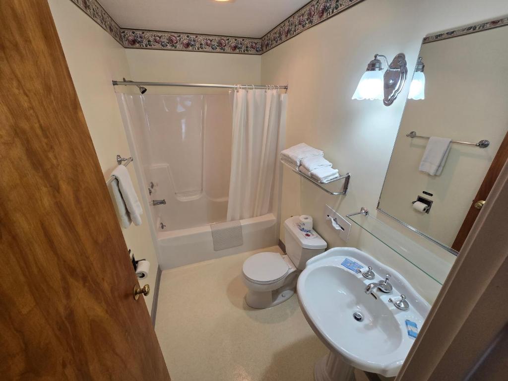 Lake View Motel - Queen Room