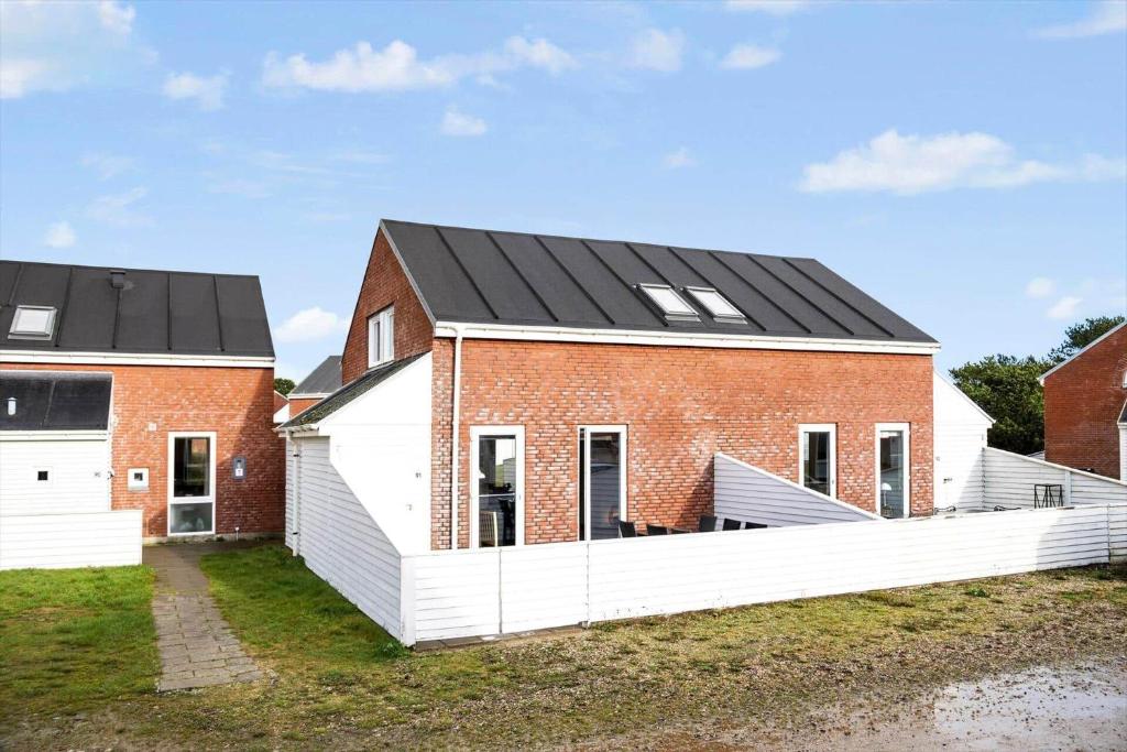 Sønderbyにある0458-Romo-Vestergade-129-App-91の黒い屋根の赤いレンガの家