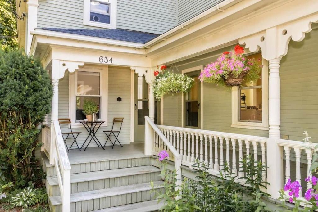 un portico di una casa con scale e fiori di Winter Stay by Corbitt Hospitality ad Annapolis Royal