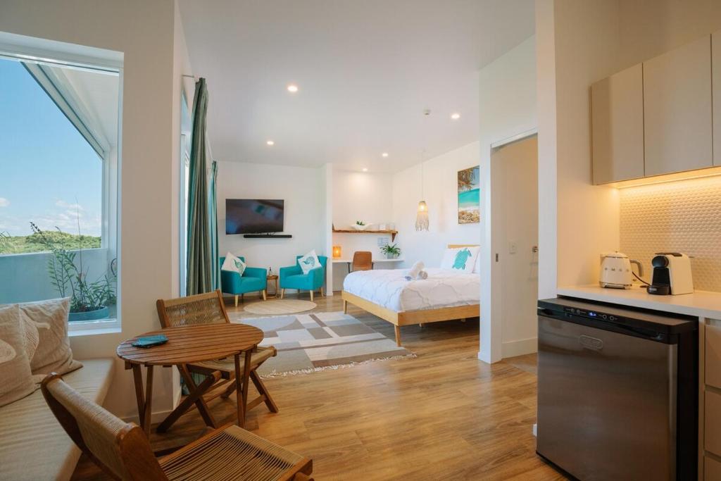 DunwichにあるBeer n Bed - Brewery Custodian for the Nightのベッドのある寝室とテーブルのあるリビングルーム