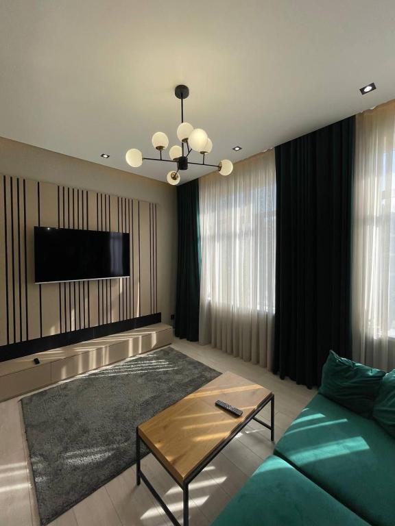ドゥシャンベにあるComfort apartmentのソファと薄型テレビのあるリビングルーム