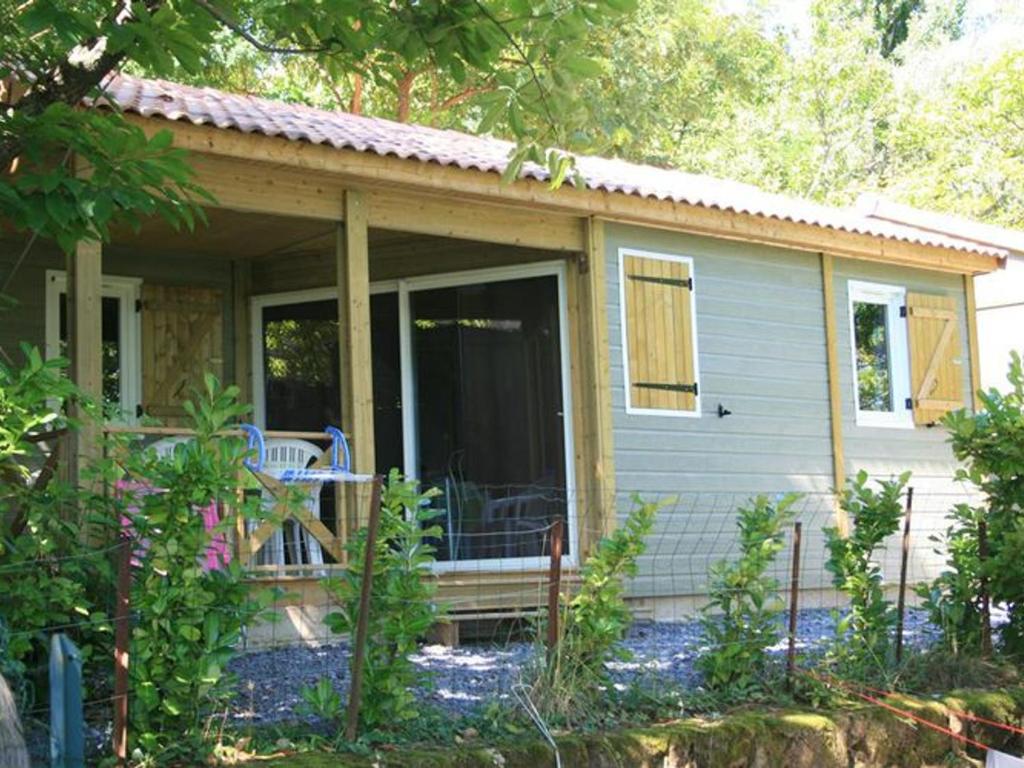 Budova, kde se kemp nachází