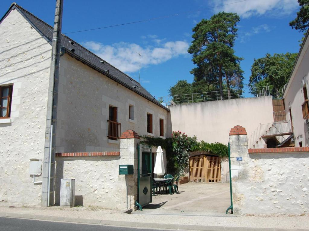 a white building with a table and a door at Authentique Maison de Vigneron XIXe au Coeur du Val de Loire, 4 Chambres, Parking, Jardin - FR-1-381-126 in Cangey