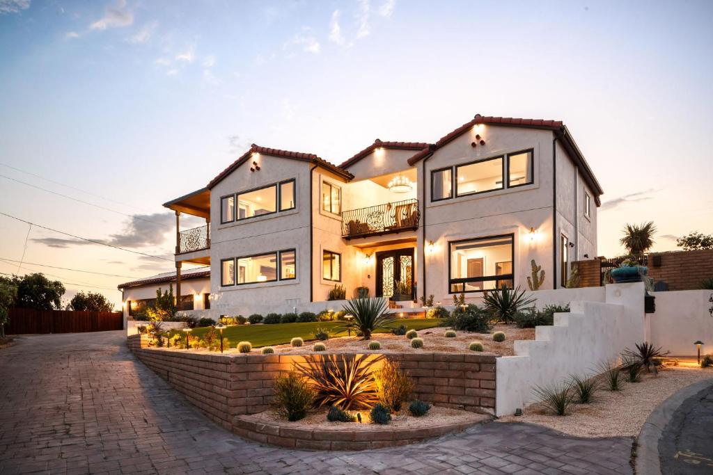 Casa grande con entrada de ladrillo en Luxury Point Loma Retreat Pool Spa Views, en San Diego
