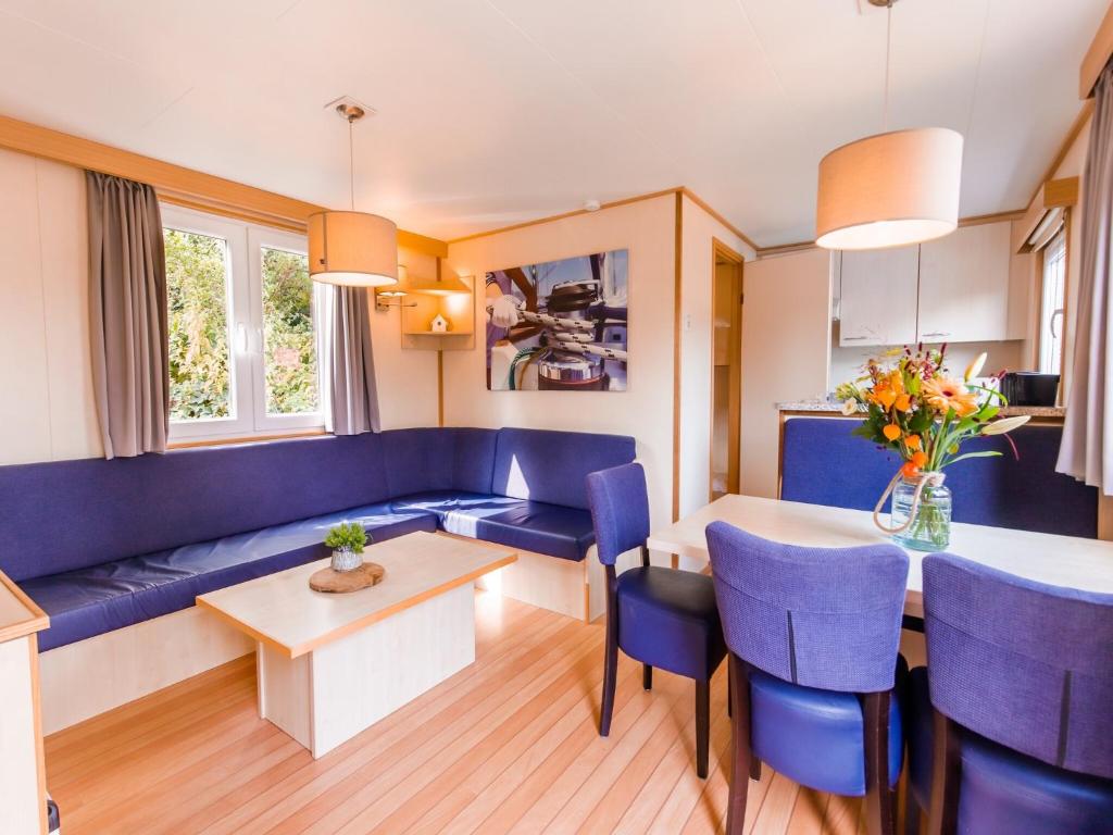 Χώρος καθιστικού στο Lakefront Chalet w Terrace