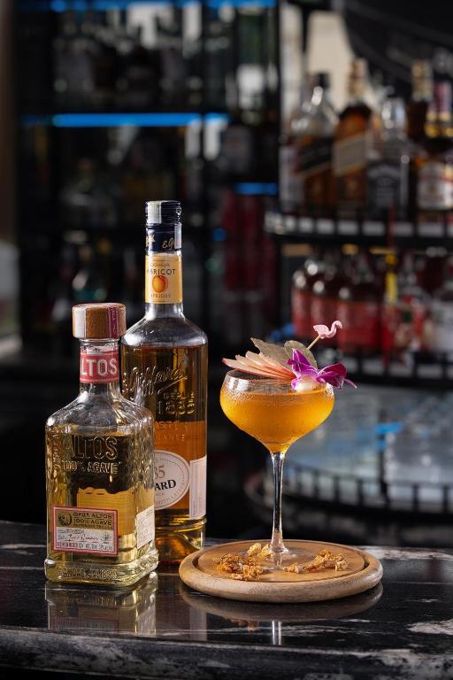 Le Premier Hotel & Rooftop Bar - 4