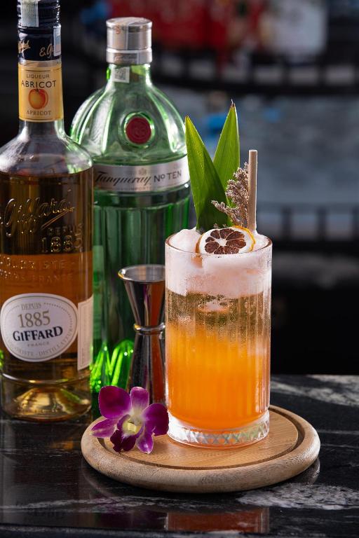 Le Premier Hotel & Rooftop Bar - 2