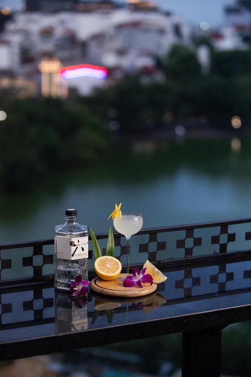 Le Premier Hotel & Rooftop Bar