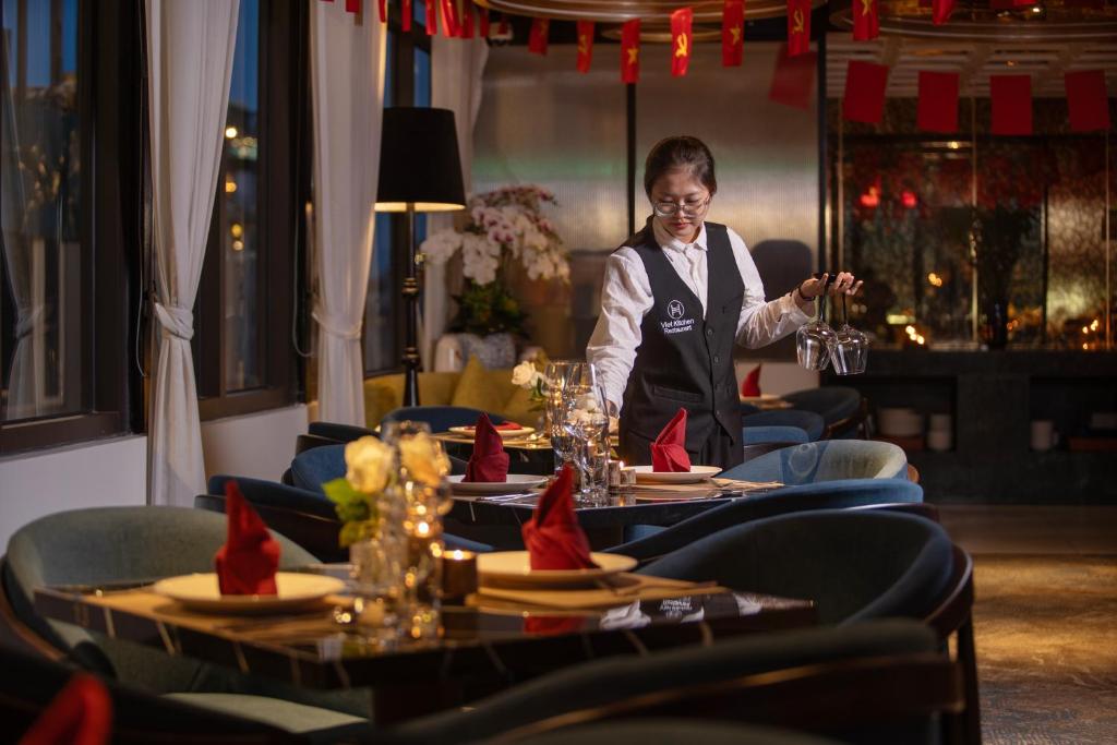 Le Premier Hotel & Rooftop Bar - 5