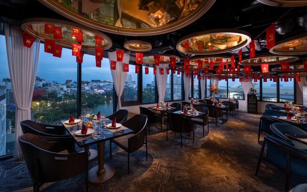 Le Premier Hotel & Rooftop Bar - 6