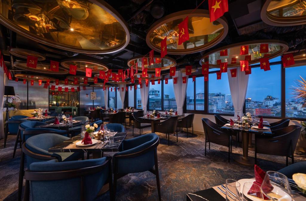 Le Premier Hotel & Rooftop Bar - 8