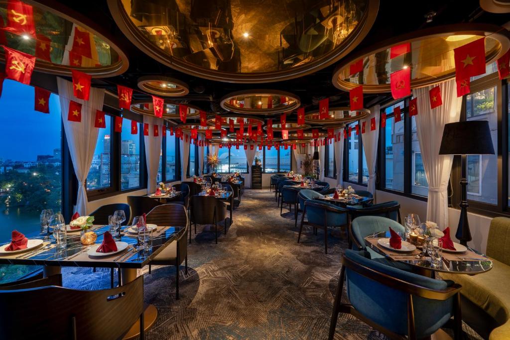 Le Premier Hotel & Rooftop Bar - 7