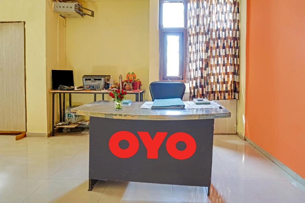 an office with a oro sign on a desk at Hotel O The Buddha Residency in Dānāpur