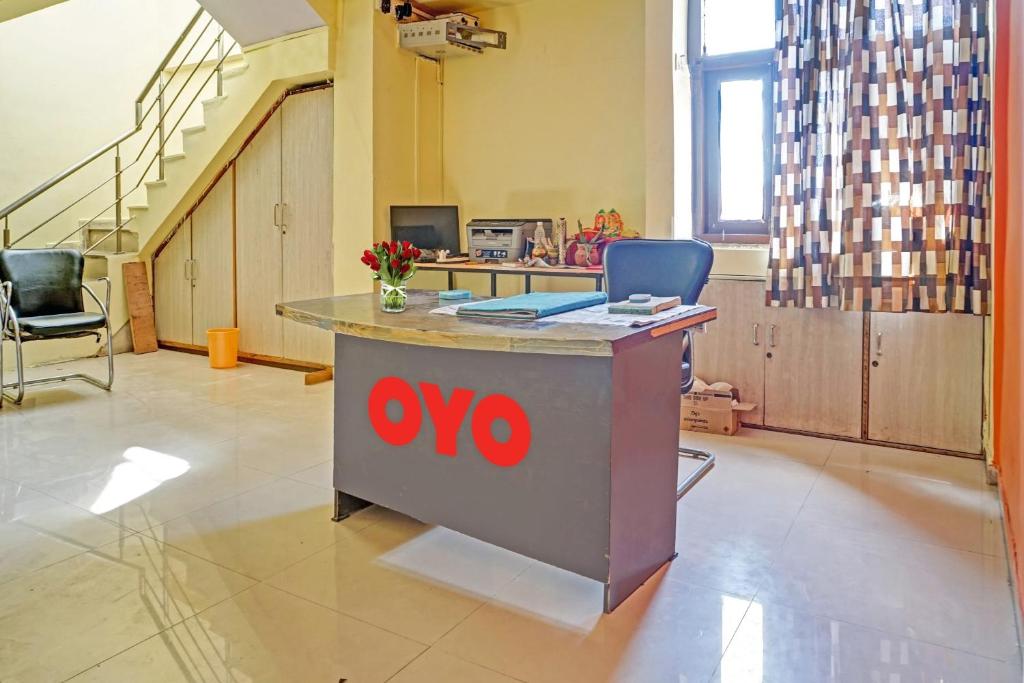 Una oficina con un escritorio con un signo oo en él en Hotel O The Buddha Residency, en Dānāpur