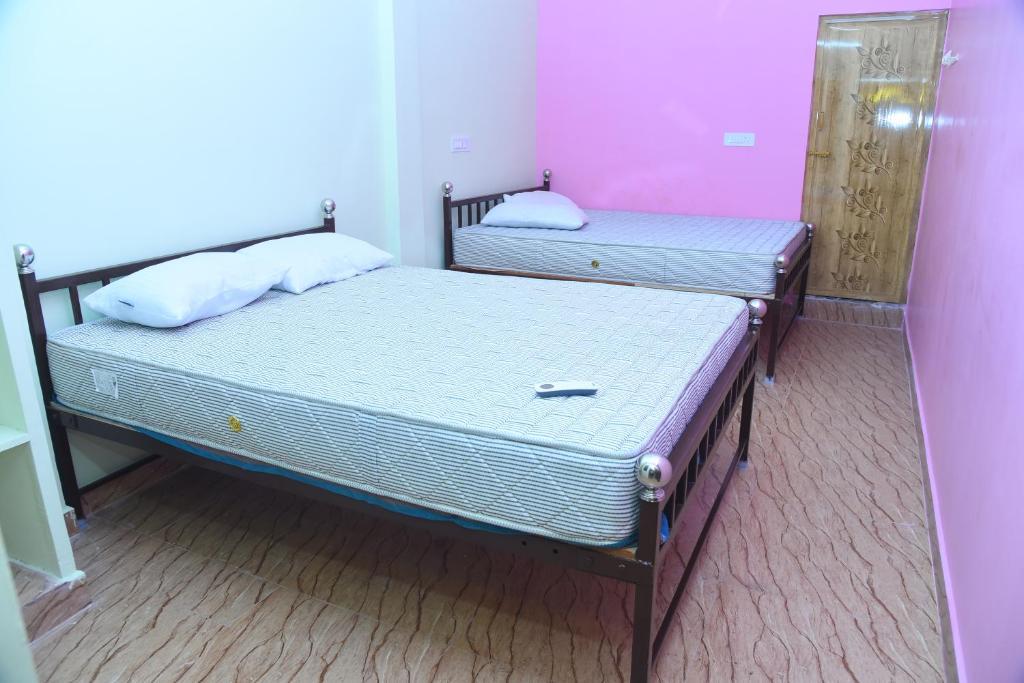 Ένα ή περισσότερα κρεβάτια σε δωμάτιο στο Sivagini rooms - girivalam tiruvannamalai, near main temple