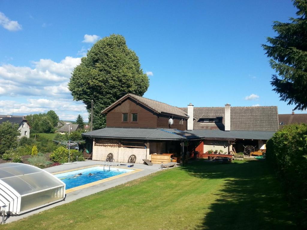 una casa con piscina en el patio en Pod Lípou, en Dolní Brusnice