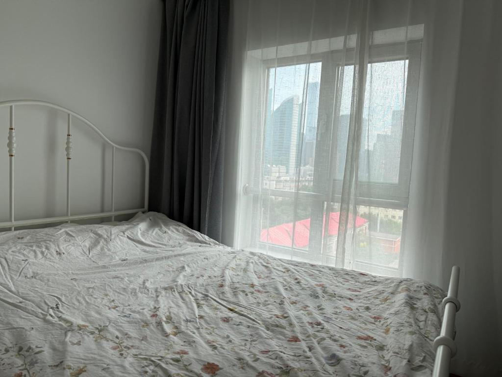 Voodi või voodid majutusasutuse Cozy and Modern Condo near CBD and 2nd Ring Road, Changan Avenue with the view of CITIC Tower toas