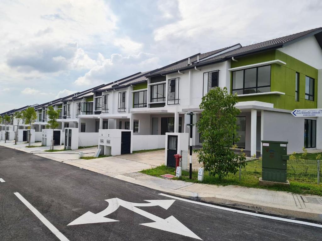 an empty street with a row of apartment buildings at Sampoisgt Homestay - 3 Bedrooms, Free 4 Private Parking, Extra mattresses available in Kajang