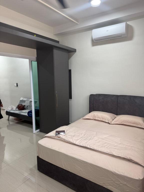 une chambre avec un lit dans une pièce avec une fenêtre dans l'établissement Nilai Rooftop skywalk at mesahill premier by STAY COZY, à Nilai