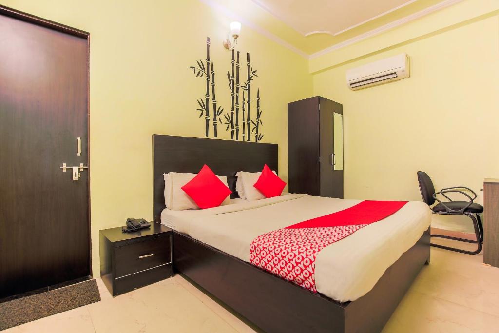 Ένα ή περισσότερα κρεβάτια σε δωμάτιο στο Hotel O Raghukul