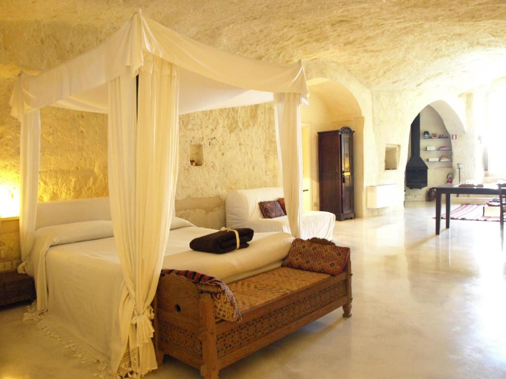 マテーラにあるCasa grotta Le Terrazzeのベッドルーム1室(猫が寝ているベッド1台付)