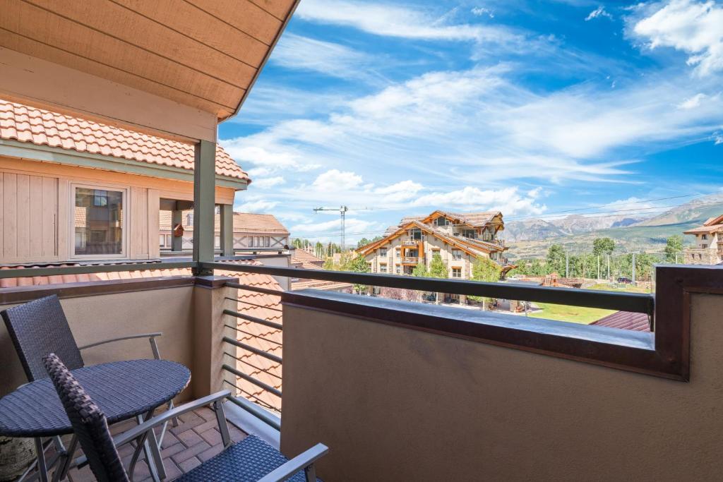 a balcony with chairs and a view of the mountains at Blue Mesa Lodge 40C by AvantStay Ski In Ski Out Unit w Balcony in Telluride