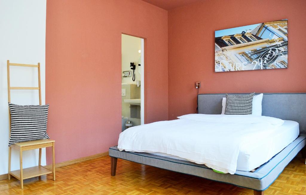 Postel nebo postele na pokoji v ubytování B&B Louis-Favre 21