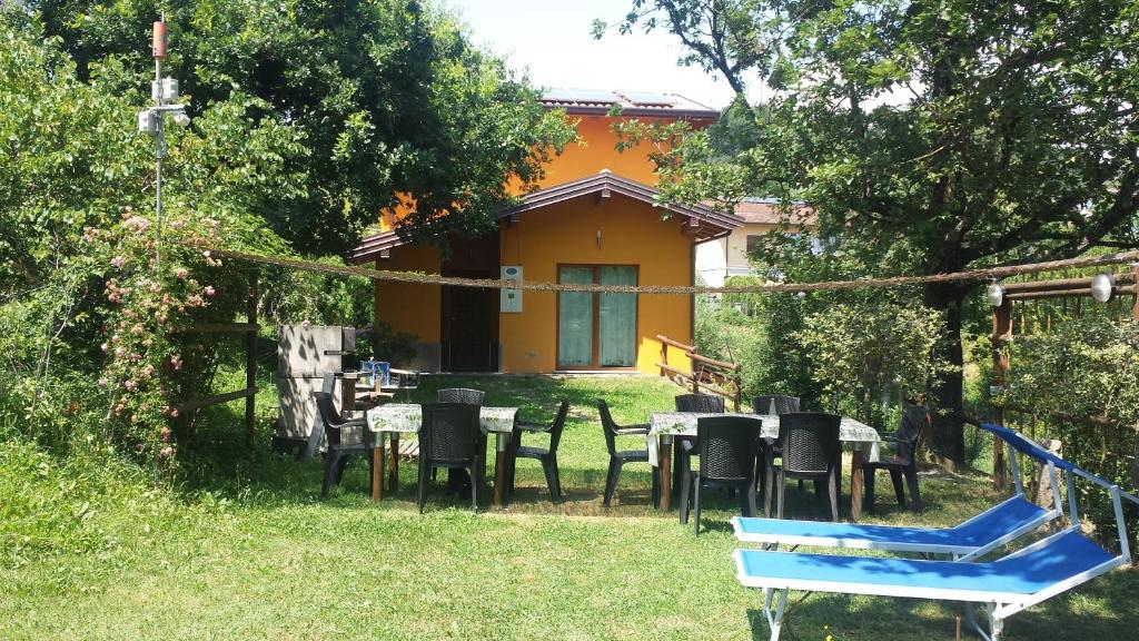 una mesa y sillas en el patio de una casa en B&B Cadrecca Tra Terra Luna e Mare, en Licciana Nardi